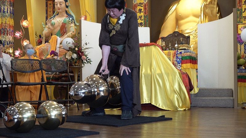 世界佛教教皇南无第三世多杰羌佛单手勾提437.2磅金刚杵-图片2